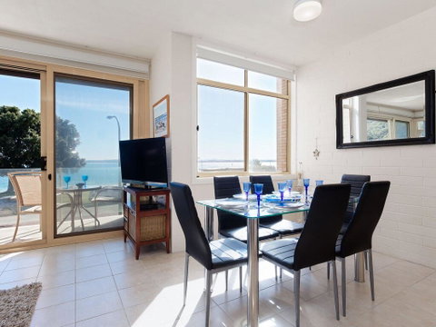 1 'Little Hut', 20 Kurrawa Close - Spectacular Water Views, NBN & Air Conditioned - Accommodation BNB 1