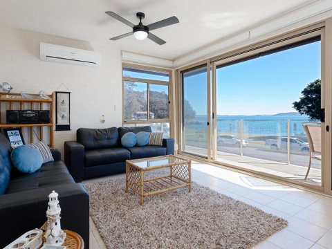1 'Little Hut', 20 Kurrawa Close - Spectacular Water Views, NBN & Air Conditioned - Accommodation BNB 2