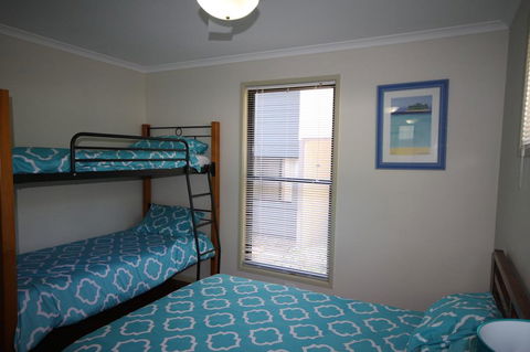 1 Naiad Court - Lowset Family Home With Swimming Pool And Covered Deck. Pet Friendly - Accommodation BNB 0