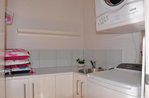 10 Double Island Drive - Modern Family Home, Centrally Located, Swimming Pool & Outdoor Area - Accommodation BNB 3