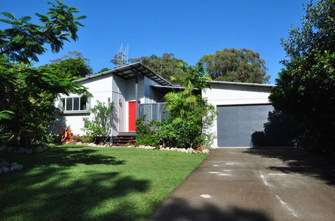 10 Double Island Drive - Modern Family Home, Centrally Located, Swimming Pool & Outdoor Area - Accommodation BNB 0