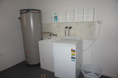 11 Bomburra Court - Rainbow Beach, Comfortable Beach House, Plenty Of Boat Parking - Accommodation BNB 2