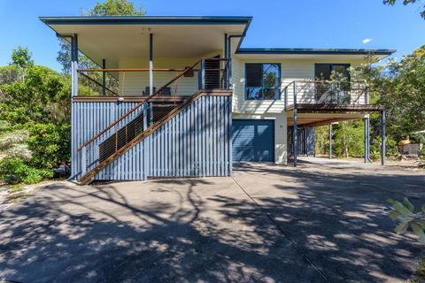 12 Ibis Court - Highset Beach House With Natural Bushland Gardens And Covered Decks - Accommodation BNB 0