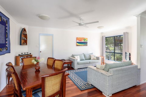 12 Ibis Court - Highset Beach House With Natural Bushland Gardens And Covered Decks - Accommodation BNB 3