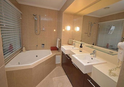2 BDR/Apt/Foxtel/WiFi/Pool/parking/Spa/Hervey Bay - Accommodation BNB 2