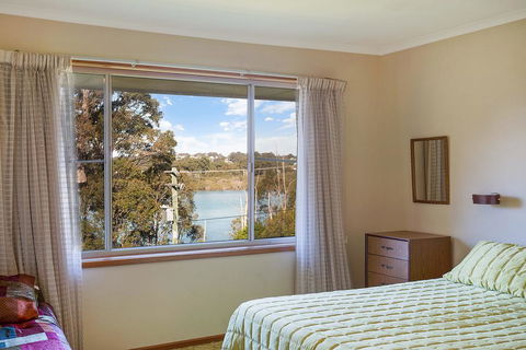 2 Water Crescent - Retro Haven - Accommodation BNB 3