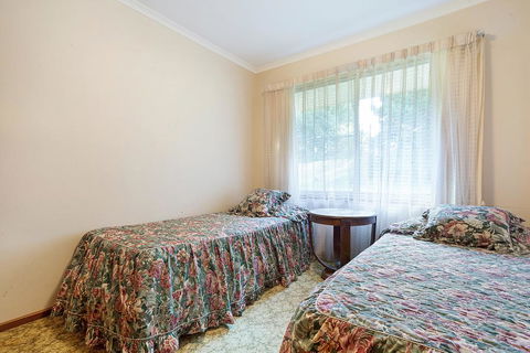 2 Water Crescent - Retro Haven - Accommodation BNB 1