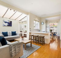 2-Bed House With Patio Near Bars and Restaurants - Accommodation BNB
