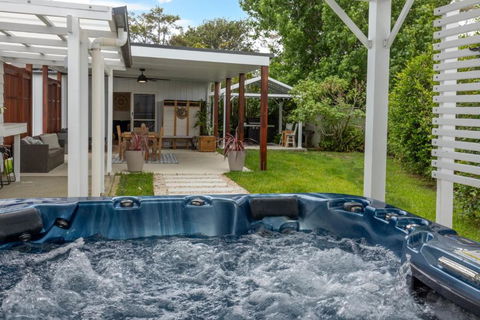 Callala Bay Gem - Pet Friendly With Spa & EV Charger - Accommodation BNB 1