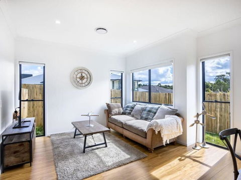 Cute 4BR Family Home In Calamvale - Accommodation BNB 1