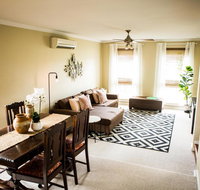 3 Bdrm House With Parking  Outdoor Entertaining - Accommodation BNB