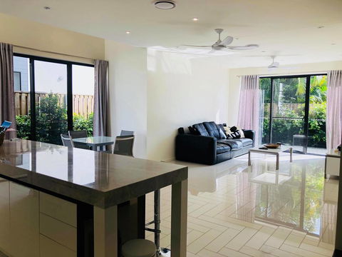 3 Bedroom Executive Luxury Beachside Townhouse - Accommodation BNB 0