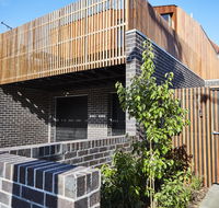 3-Bed House With Rooftop and Parking Near Yarra Park - Accommodation BNB