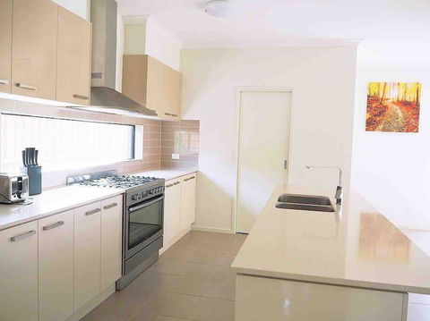 4 Bed 2 And A Half Bath Luxury Villa In Point Cook - Accommodation BNB 2