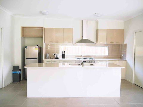 4 Bed 2 And A Half Bath Luxury Villa In Point Cook - Accommodation BNB 1