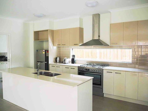 4 Bed 2 And A Half Bath Luxury Villa In Point Cook - Accommodation BNB 3