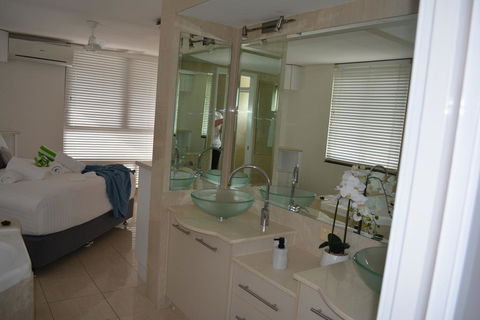 5,  Apartment On The Esplanade - Accommodation BNB 3