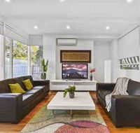6 Bedroom Beautiful and Comfy Family House - Accommodation BNB