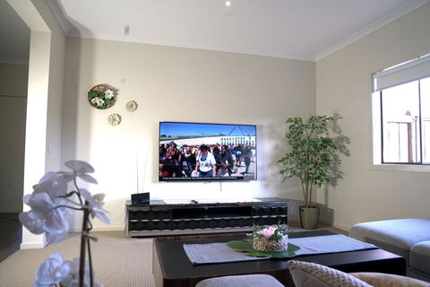 6 Bedrooms Contemporary Big House At Pakenhem - Accommodation BNB 3