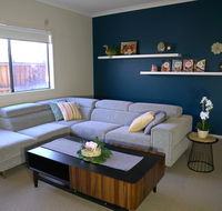 6 Bedrooms Contemporary Big House at Pakenhem - Accommodation BNB