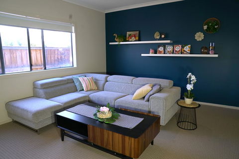 6 Bedrooms Contemporary Big House At Pakenhem - Accommodation BNB 0