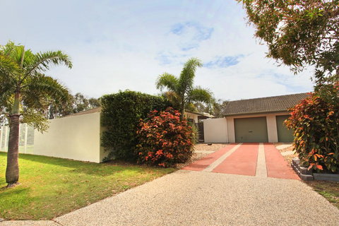 6 Petrie Ave, Marcoola, Pet Friendly, Linen Supplied - Accommodation BNB 0