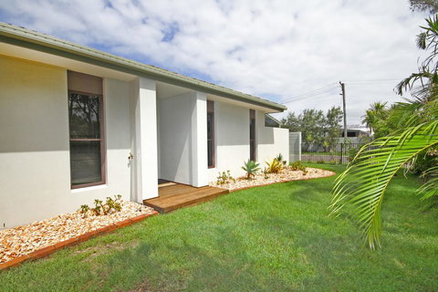 6 Petrie Ave, Marcoola, Pet Friendly, Linen Supplied - Accommodation BNB 1