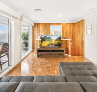 6-bed Oceanfront House with Jacuzzi Games Parking - Accommodation BNB
