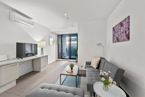 A Bright & Airy CBD Apt Next To Southern Cross - Accommodation BNB 0