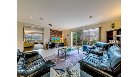 A TOUCH OF CLASS - PET FRIENDLY (OUTSIDE ONLY) - Accommodation BNB 1