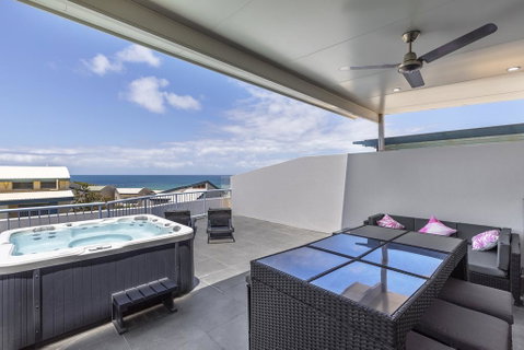 Absolute Beachfront Penthouse, Castaways Beach - Accommodation BNB 1