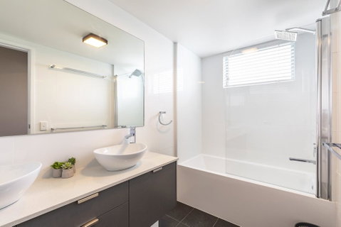 Absolute Beachfront Penthouse, Castaways Beach - Accommodation BNB 2