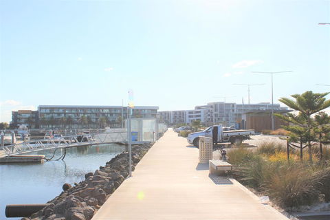 Absolute Waterfront Apt 319 Lighthouse - Accommodation BNB 1