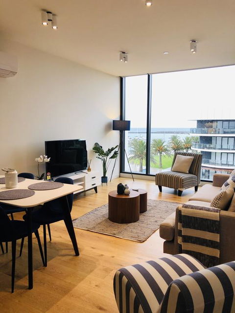 Absolute Waterfront Apt 319 Lighthouse - Accommodation BNB 3