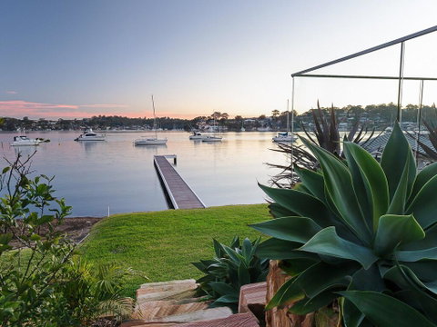 Absolute Waterfront Lakehouse Fishing Point Waterfront Pool Jetty - Accommodation BNB 2