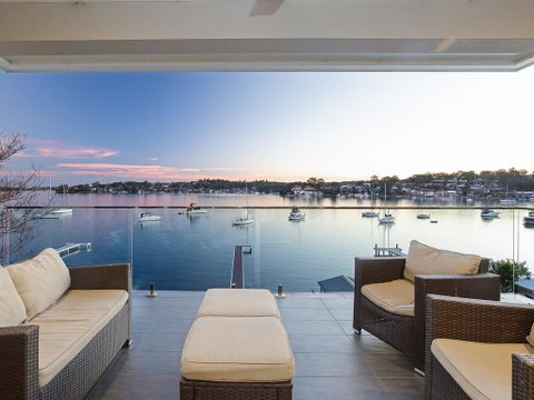Absolute Waterfront Lakehouse Fishing Point Waterfront Pool Jetty - Accommodation BNB 1