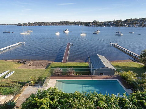 Absolute Waterfront Lakehouse Fishing Point Waterfront Pool Jetty - Accommodation BNB 3