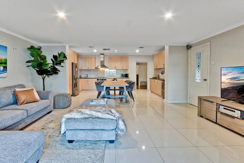 Adelaide 4 Bedroom House With Pool - Accommodation BNB 3