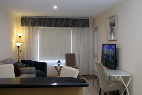 ADELAIDE CBD APARTMENT - 3BR, 2BATH & CARPARK - Accommodation BNB 1