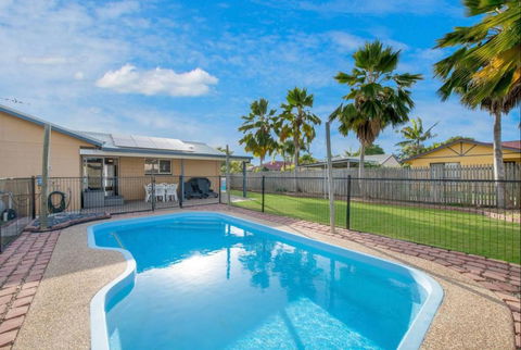 Entire Family Home With Private Pool - Accommodation BNB 0