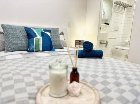 ES2410-2Bed 2Bath Vision Apt With Balcony, Pool & Gym - Accommodation BNB 0
