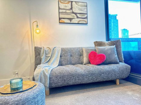 ES2410-2Bed 2Bath Vision Apt With Balcony, Pool & Gym - Accommodation BNB 1