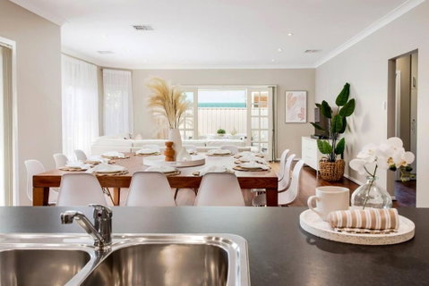 Expansive 5-bed Stunner For Corporate &families - Accommodation BNB 0