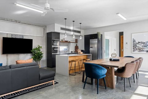 Exquisite Beachside Mansion - Accommodation BNB 0