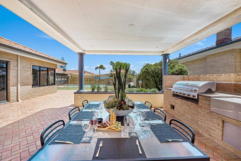 Fun In The Sun Pool Bliss & Ocean Views - Accommodation BNB 1