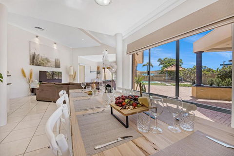 Fun In The Sun Pool Bliss & Ocean Views - Accommodation BNB 4