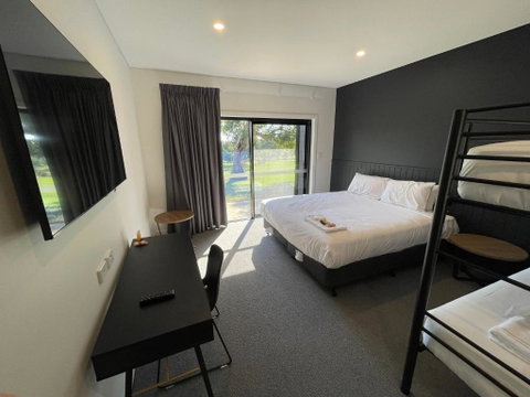 Harden Country Club Motel - Accommodation BNB 3