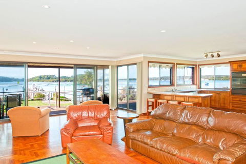 HAIS18G - Riverside Delight - Accommodation BNB 1