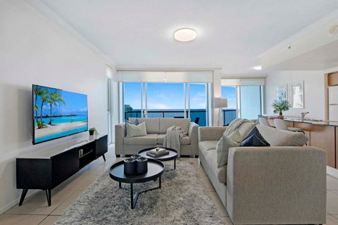 HIGH FLOOR GUARANTEE - 3 Bedroom Plus Study Apartments At Chevron Renaissance - Self Contained & Privately Managed - Wow Stay - Accommodation BNB 2