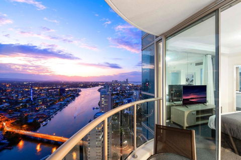 HIGH FLOOR GUARANTEE - 3 Bedroom Plus Study Apartments At Chevron Renaissance - Self Contained & Privately Managed - Wow Stay - Accommodation BNB 0